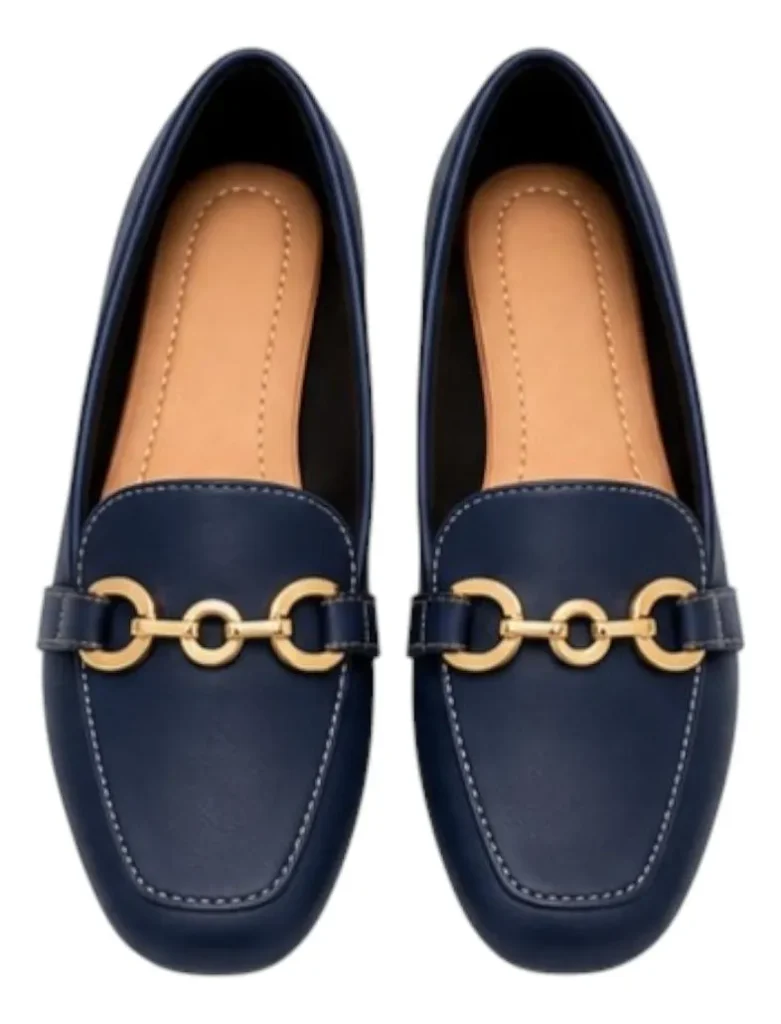 Mocassim feminino azul marinho com detalhe dourado, confortável para trabalho e dia-a-dia. 